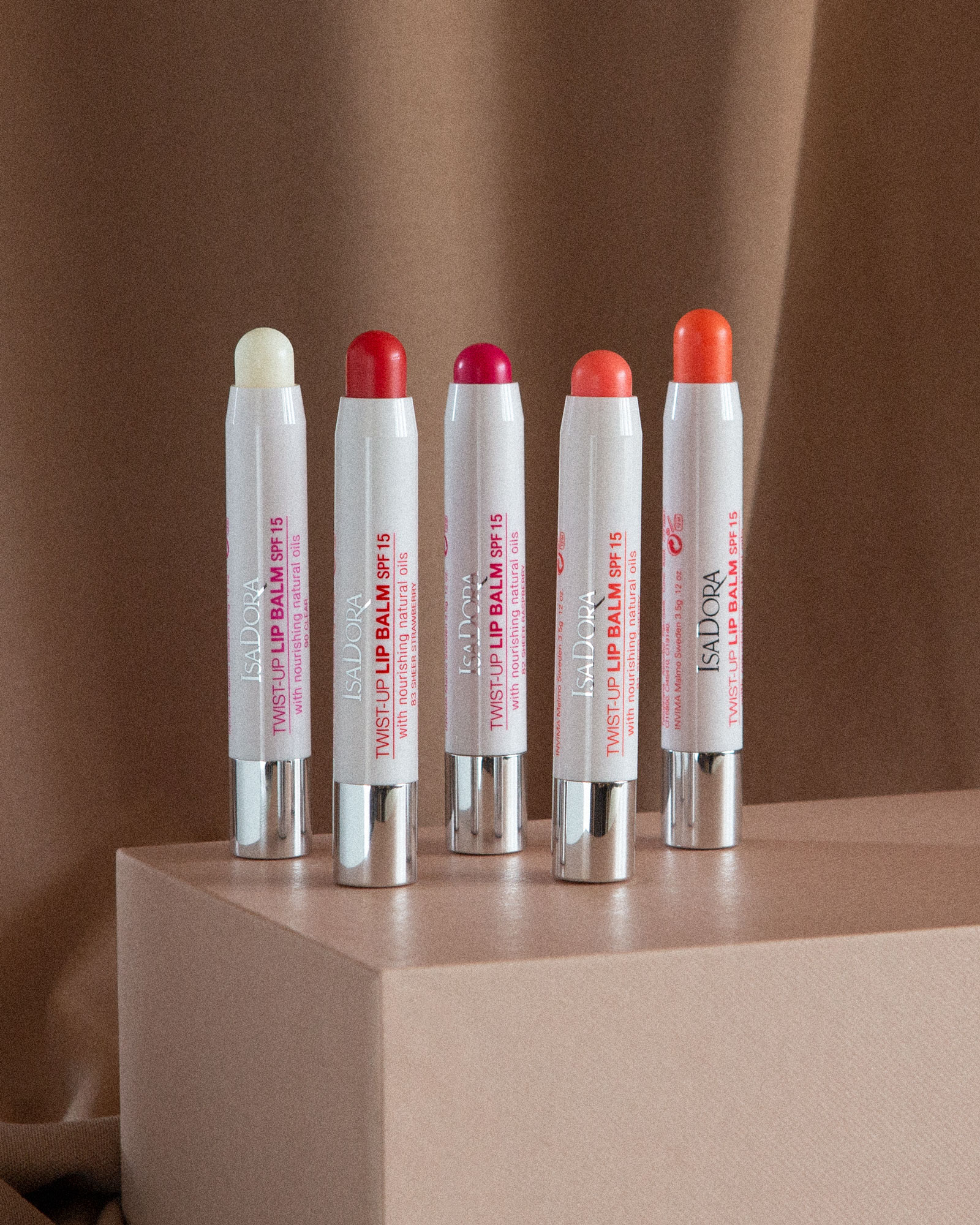 2021-06-01_NO-SE-FI-NL-BE-DACH_The-get-naked-box_Product-photos_Twist-Up-Lip-Balm-IsaDora_4x5