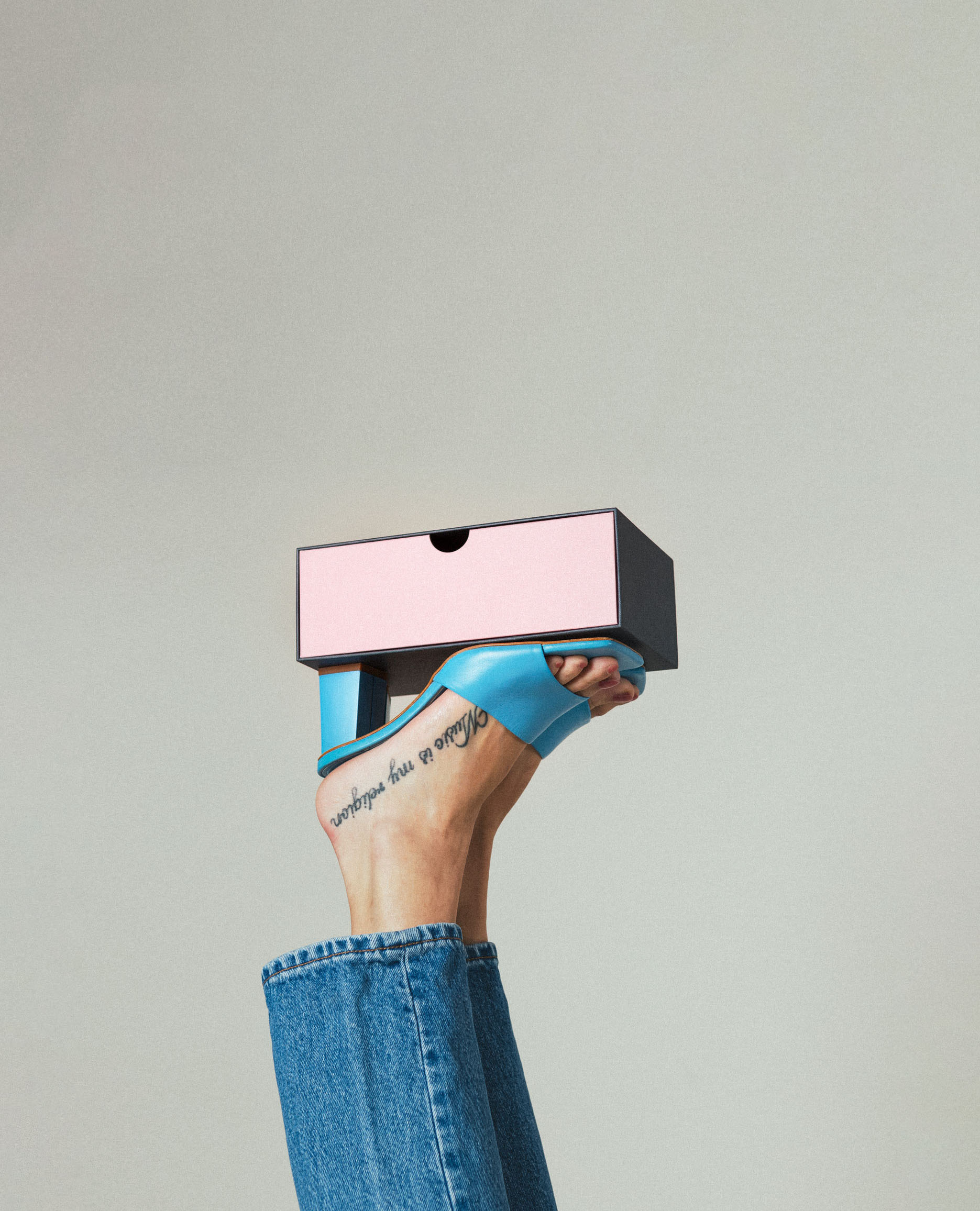 210401_NO-SE-FI-NL-BE-DACH_The-Upside-Down-Box_Campaign-photos_05_4x5 copy