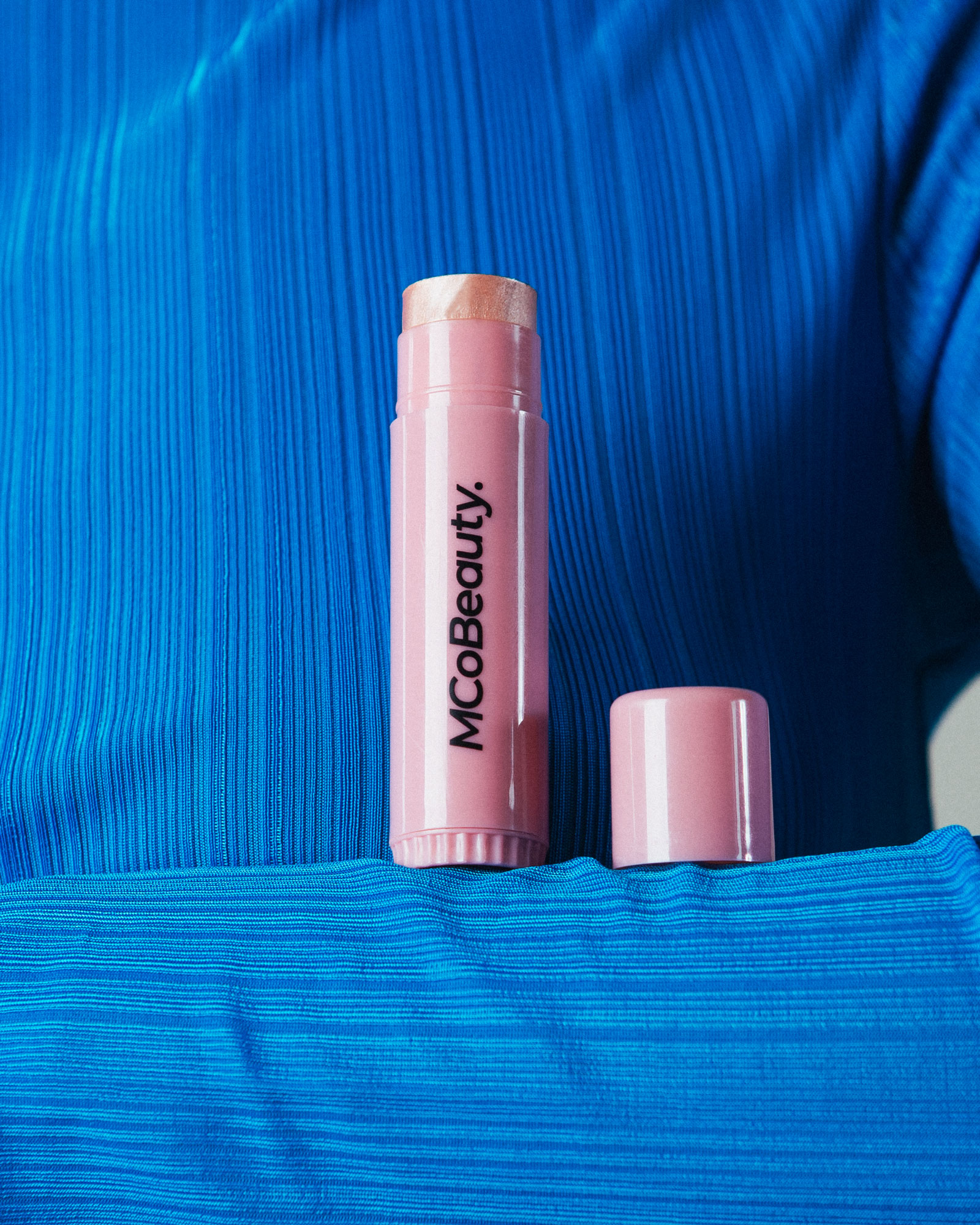 210401_NO-SE-FI-NL-BE-DACH_The-Upside-Down-Box_product-photos_MCo-Beauty-Glow-Highlighter-stick_4x5